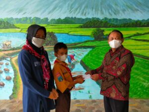SMP Negeri 1 Kauman Ponorogo Serahkan 72 Bantuan Pendidikan